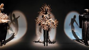 Лекция «Сюрреалистическая мода: искусство выгуливать абсурд» — фото 2