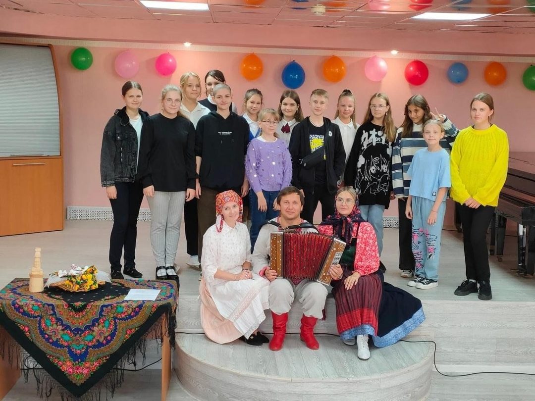 Афиша: Фольклорно-игровая программа «Все народы хороши – посиделки от души»