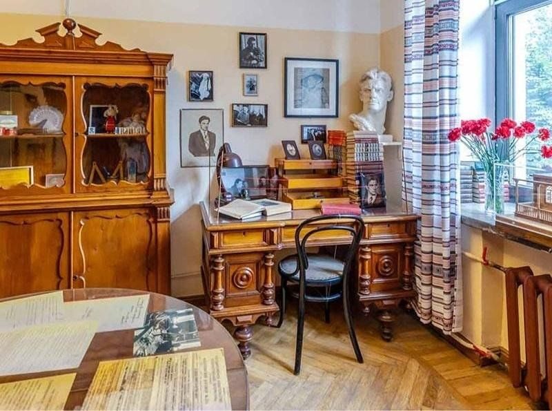 Афиша: Экскурсия «Маяковский читает»