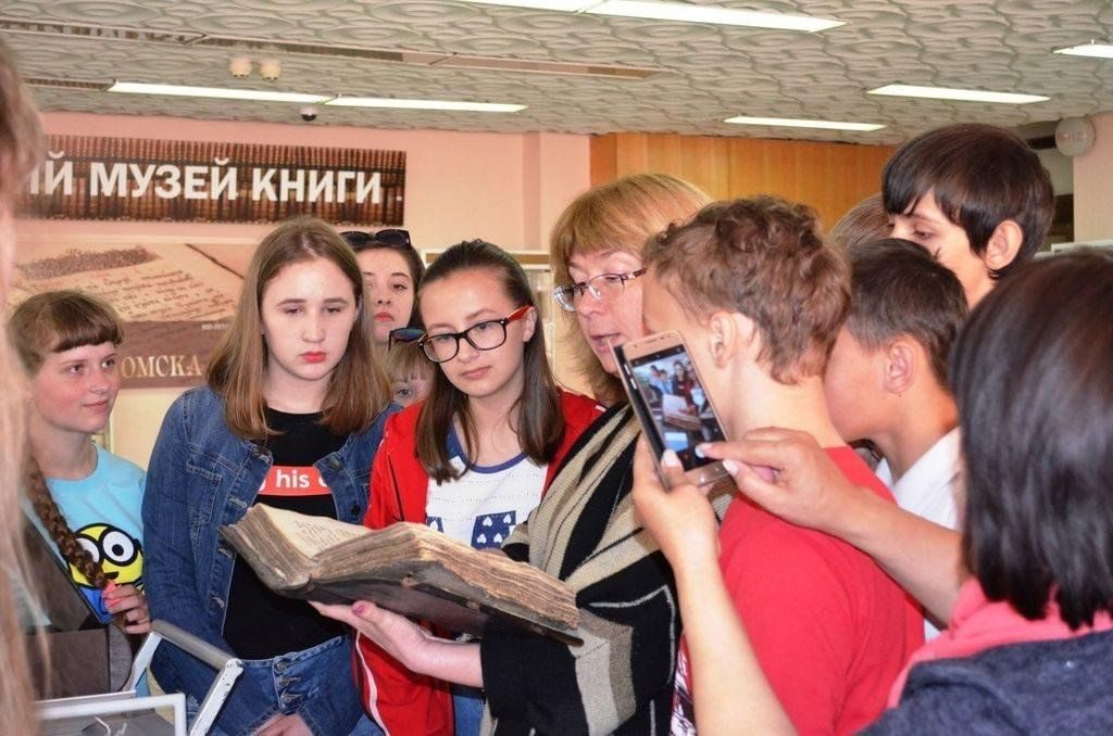 Афиша: Интерактивная лекция «Путешествие в мир книжных редкостей»