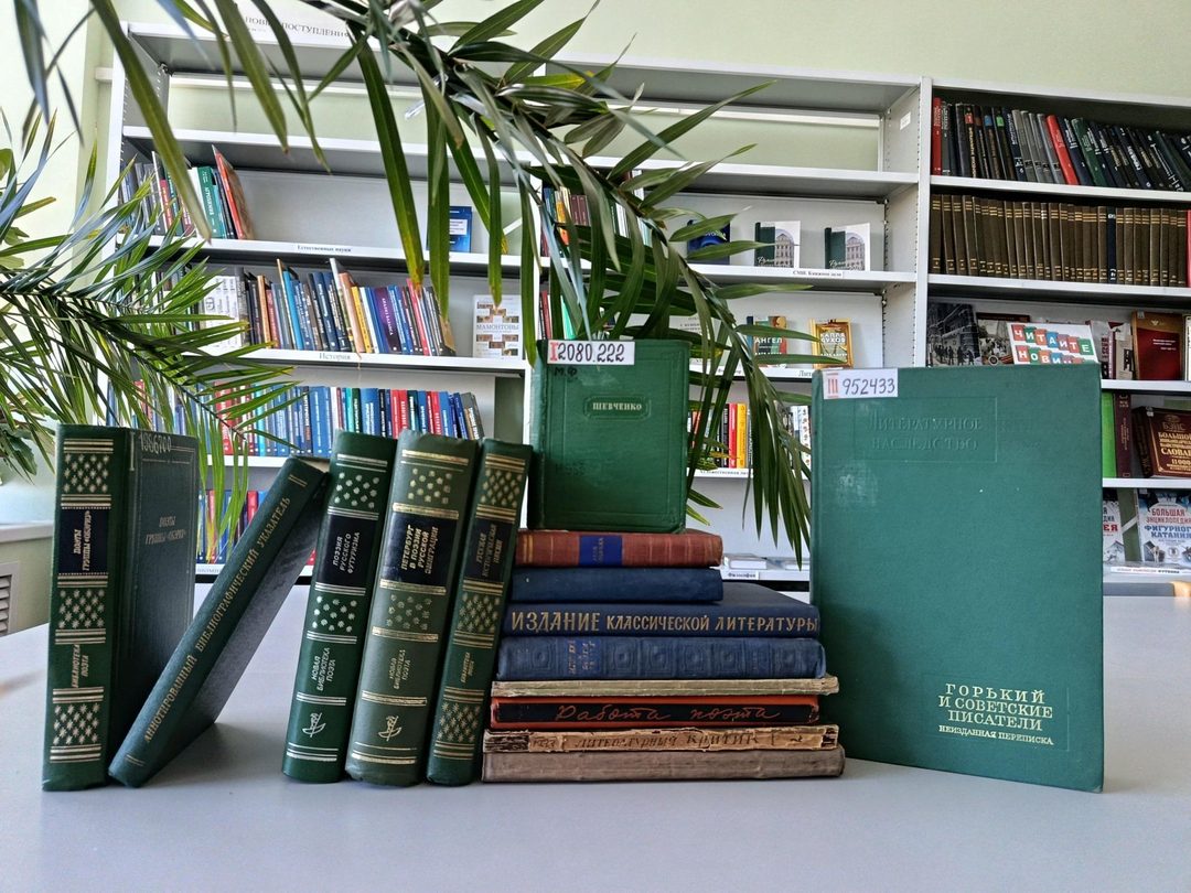 Афиша: Книжная выставка «Библиотека поэта»