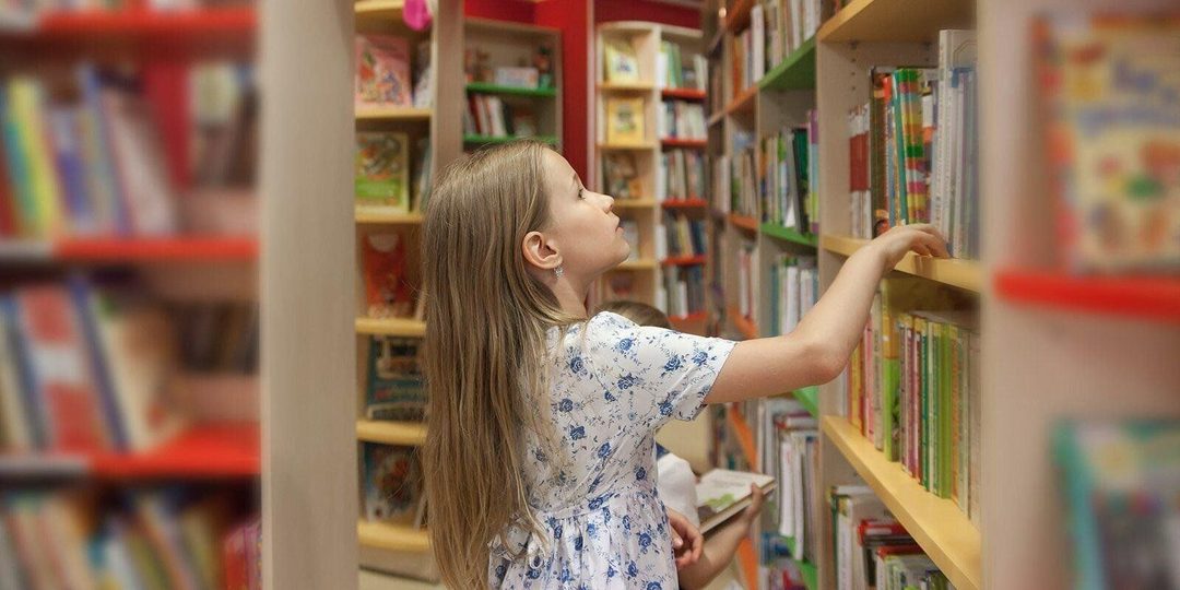 Афиша: «Эти книги — гордость библиотеки»