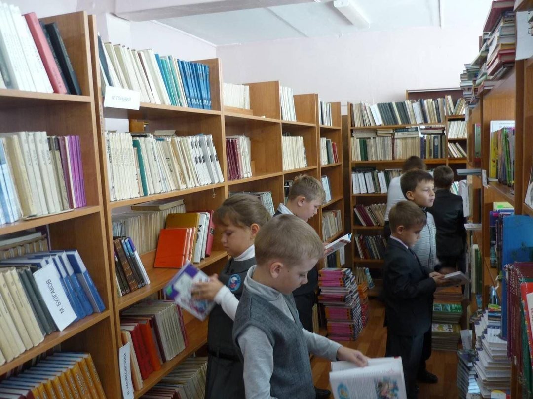 Афиша: «Книжки умные читать учат в школе»
