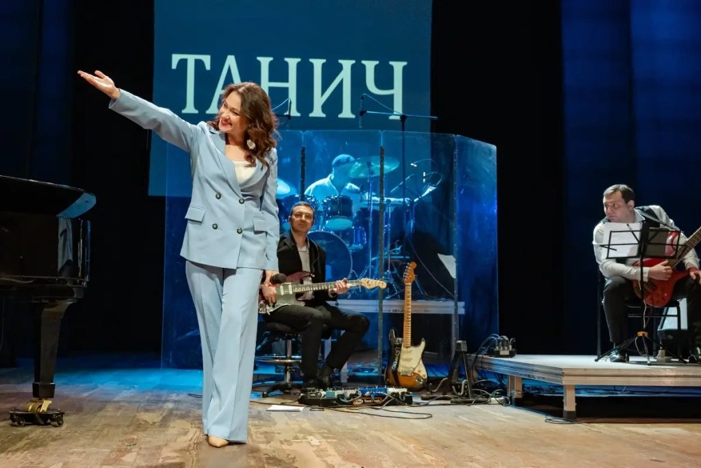 Афиша: А белый лебедь на пруду...