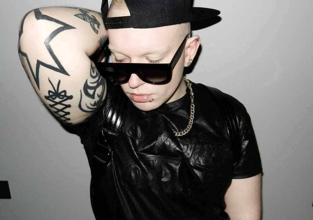 Афиша: Huzzy B