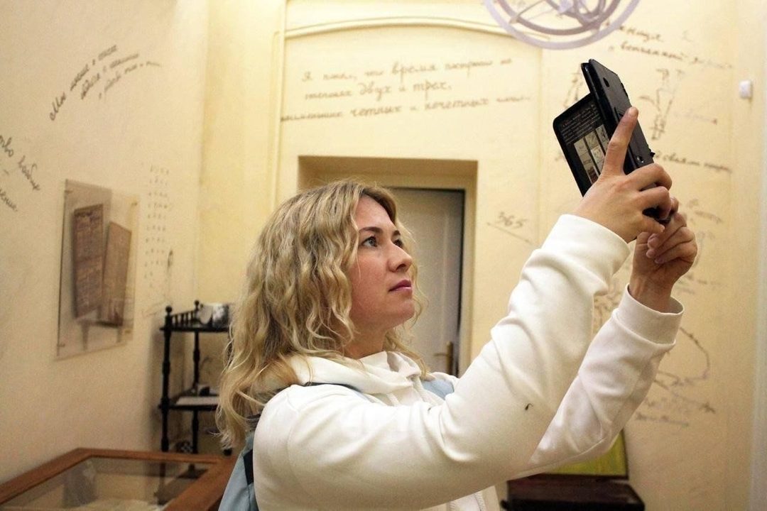 Афиша: Аудиоэкскурсия «Погружение в пространство Велимира»