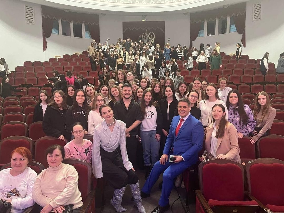 Афиша: Программа «Кино и музыка. Легендарные песни любимой страны»