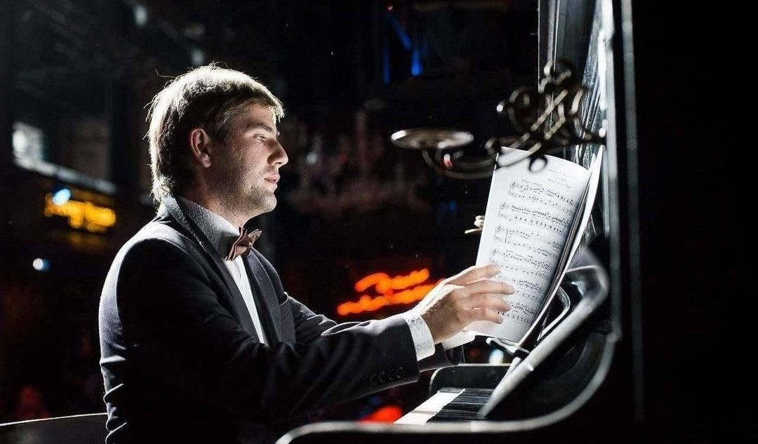 Афиша: Абонемент «Фортепианная галерея Владислава Чепиноги»