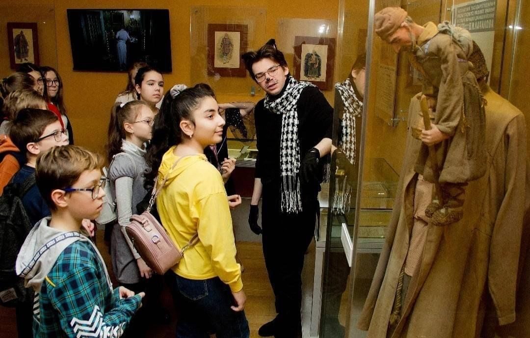 Афиша: Экскурсия «Прогулки по музею с ученым котом Максимом»