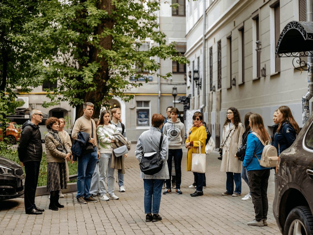 Афиша: Пешеходная экскурсия «Однажды на Патриарших»