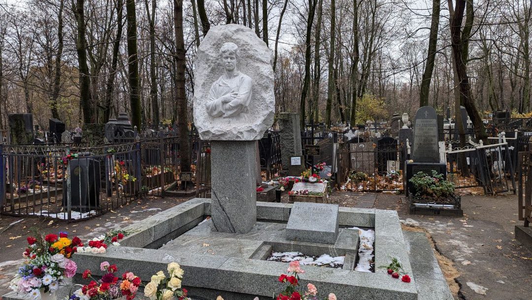 Афиша: Кумиры, герои и святые старинного Ваганьковского кладбища