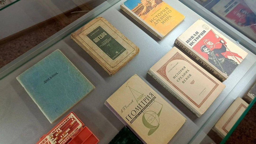 Афиша: Выставка «Школьные перемены»