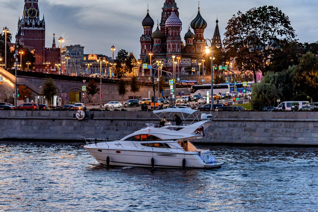 Афиша: Прогулка на яхте Фэйрлайн Фантом 40 в Москве (3 часа до Памятника Петру I)