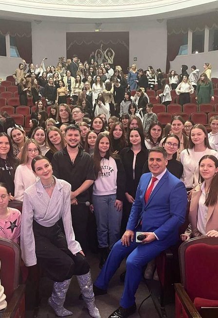 Афиша: Кино и музыка. Легендарные песни любимой страны. Программа