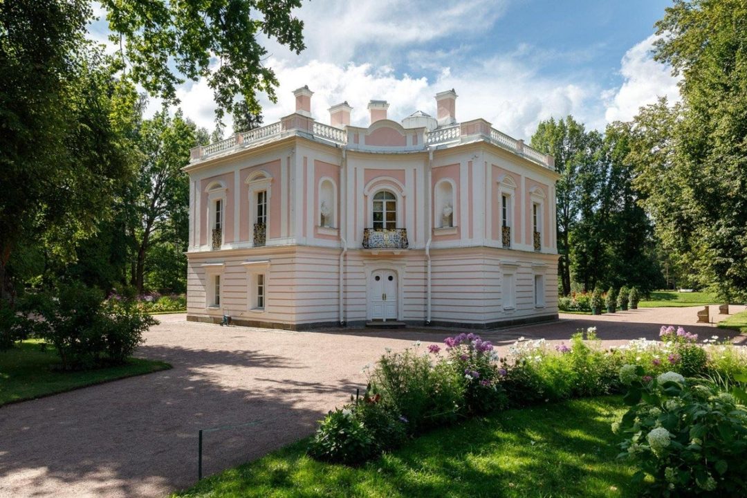 Афиша: Экспозиция «Дворец Петра III»