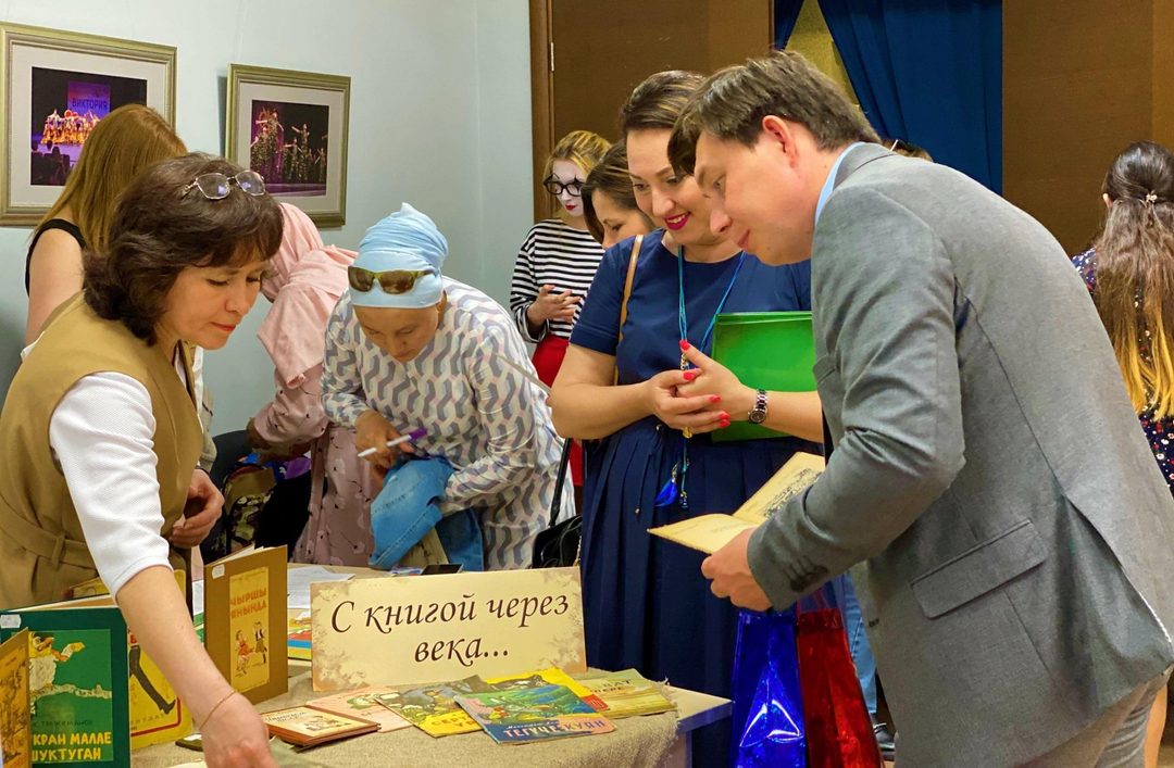 Афиша: Книжная выставка «Правда сердца и уроки человечности»