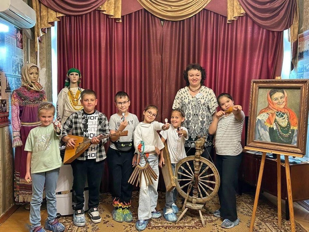 Афиша: Творческая программа «Нитки, ленты, бусы»