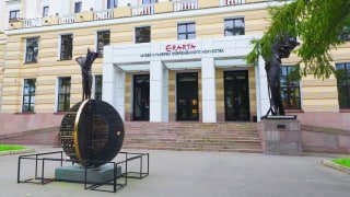Афиша: Занятие по пилатесу в зале выставки «Роб Вудкокс. Безграничные возможности тела»