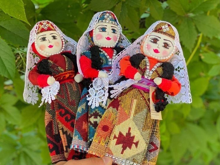 Афиша: Мастер-класс «Тикин, пурпик, хрцик - делаем армянскую куклу из ткани»