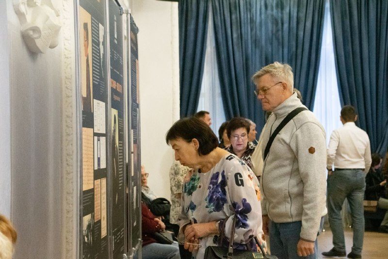 Афиша: Выставка «Шостакович – между строк. В кругу исполнителей»